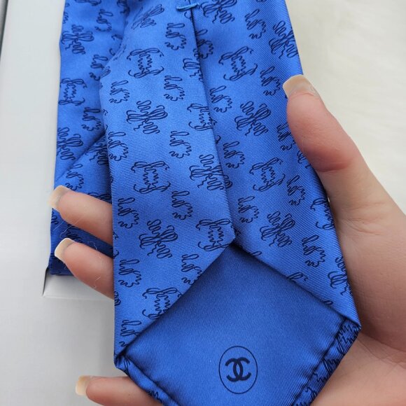 Chanel Blue Necktie 💯% SILK - Picture 4 of 10